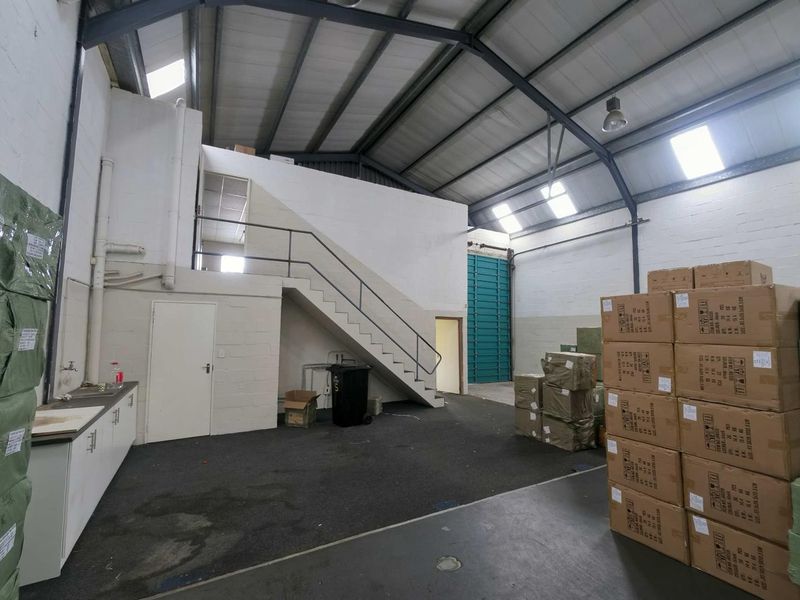 Secure double volume warehouse/offices to let - Montague Gardens - Photo 6