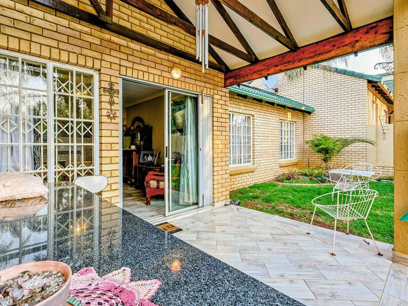 Elegant 3-Bedroom Modern Home with Solar in a Exquisite Moreleta Park Estate - Photo 10