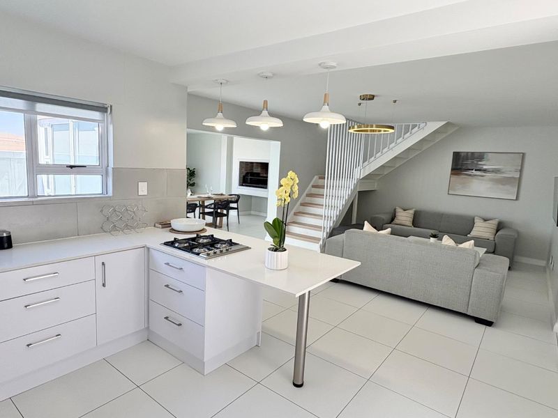 3 Bedrooms Fully Furnished Townhouse To Rent in Long Beach - Photo 4