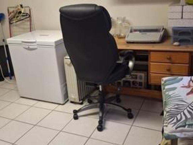 Neat 2-Bedroom Home with Separate Cottage and Double Garage - Photo 4