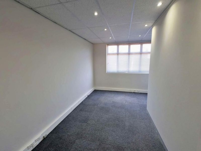 Well-Positioned Ground Floor Office in Secure Business Park - Photo 5