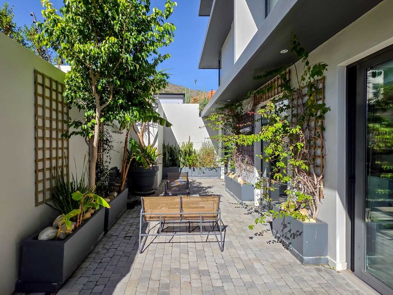 Pet friendly garden apartment in Green Point/Three Anchor Bay - Photo 4