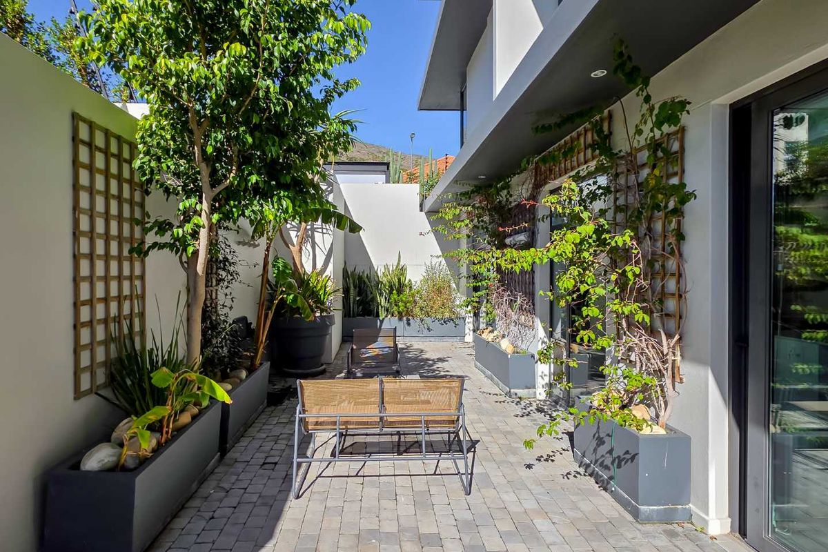 Pet friendly garden apartment in Green Point/Three Anchor Bay - Photo 4