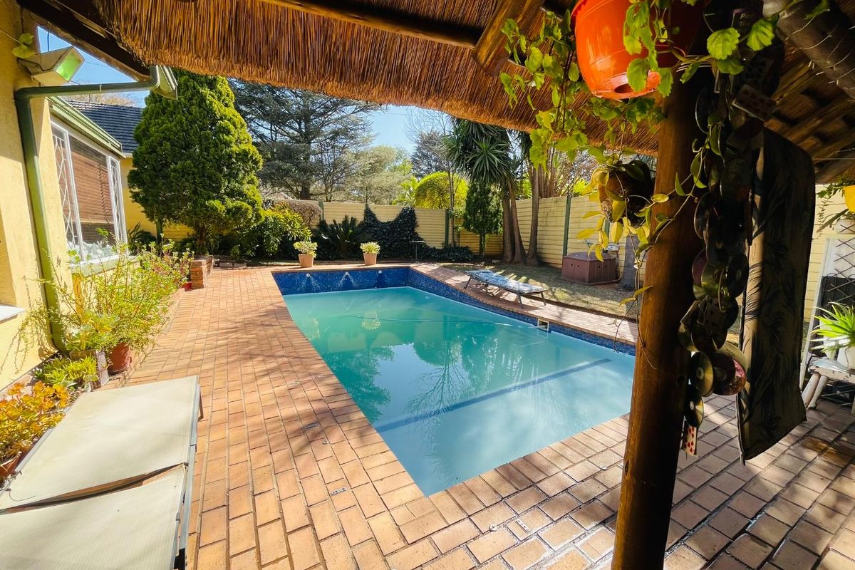 Family home with large garden - Photo 2