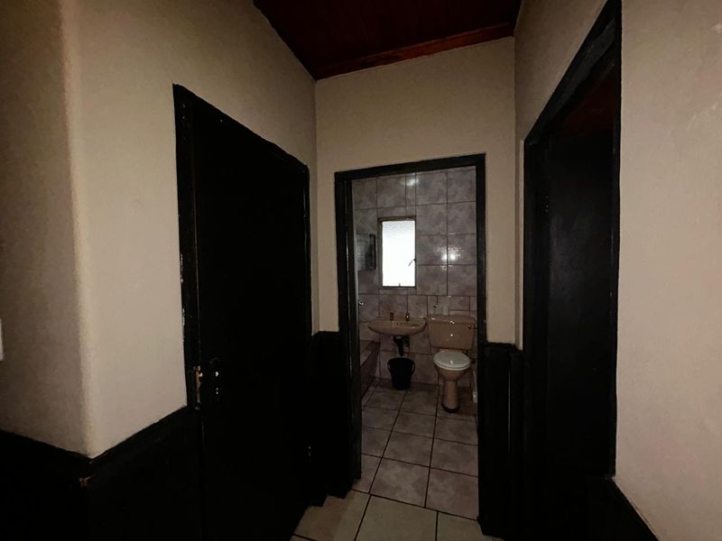 Family-Friendly 4-Bed Home - Photo 3