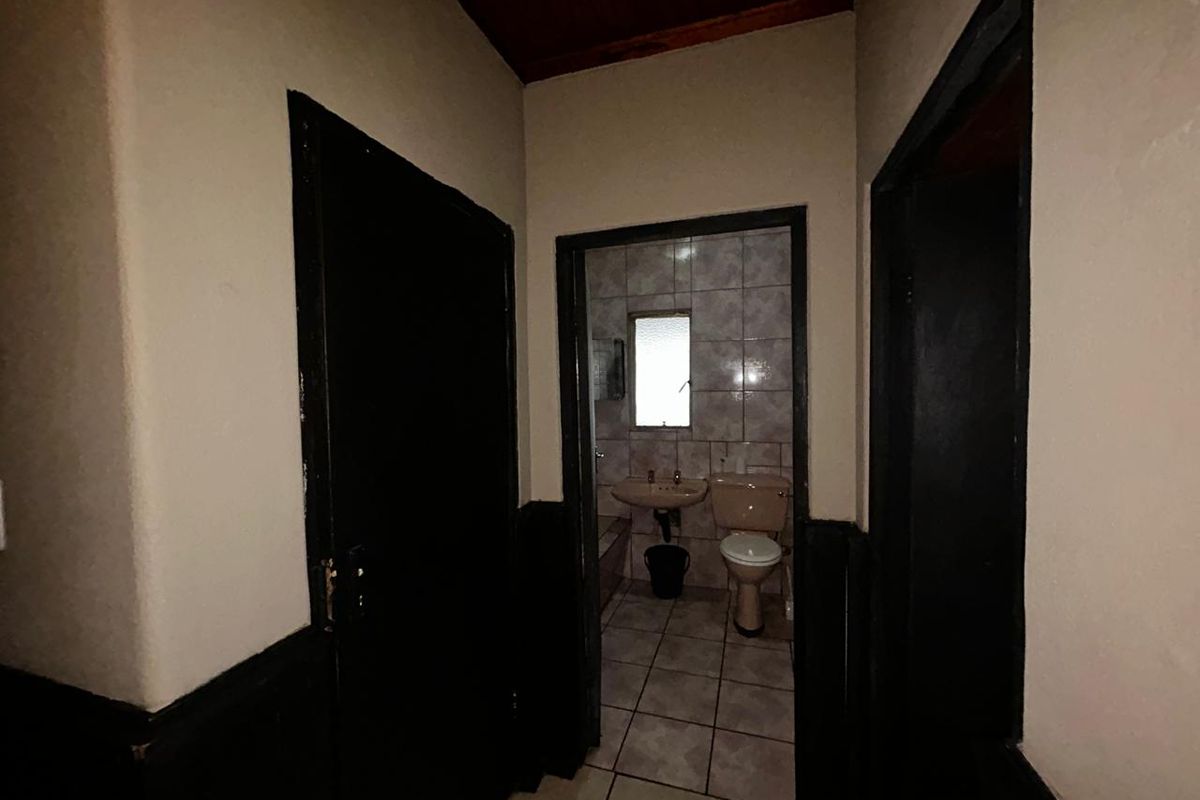 Family-Friendly 4-Bed Home - Photo 3