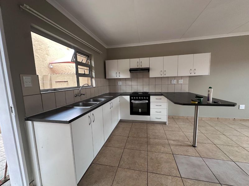 Townhouse For Sale Khomasdal Peneyambeko - Photo 3