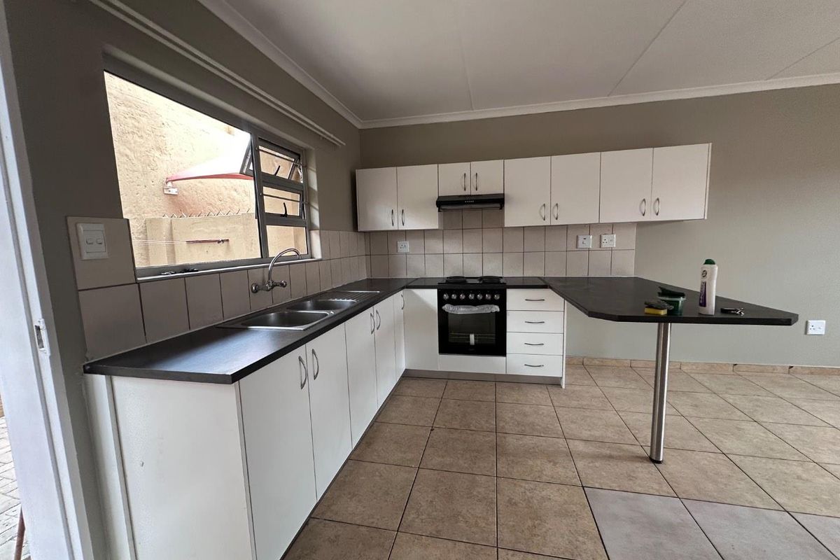 Townhouse For Sale Khomasdal Peneyambeko - Photo 3