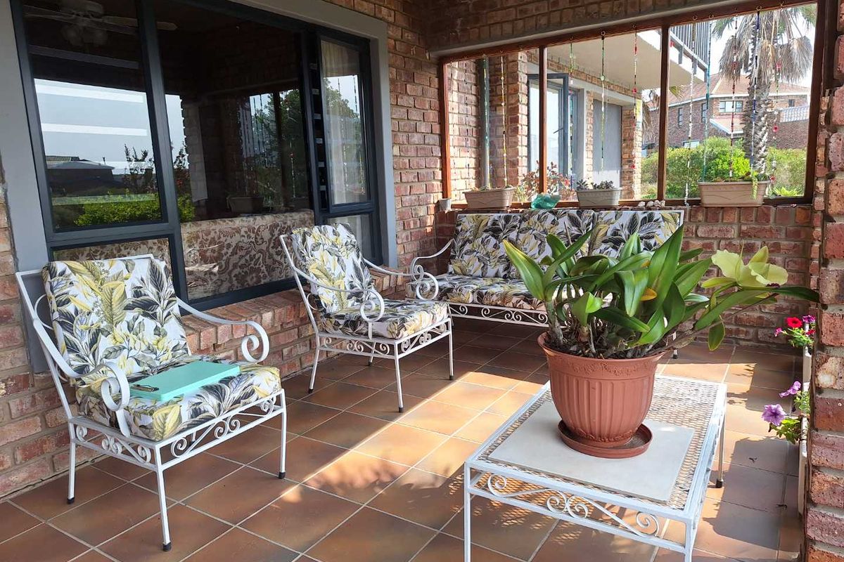 Charming 4 Bedroom Home in Boggomsbaai: Perfect for Reirement or Family Retreat - Photo 4
