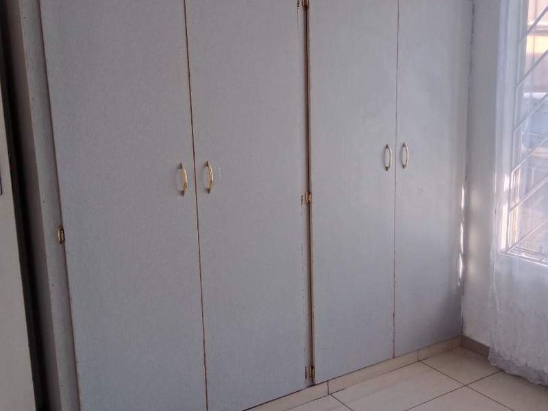 Two Bedroom 1 Bathroom Simplex To Let - Photo 8