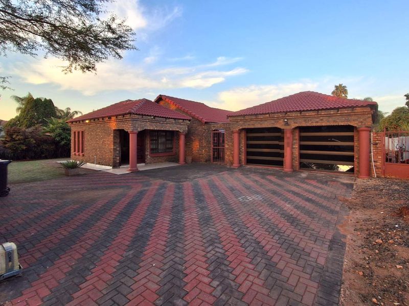 Elegant 4-Bedroom Family Home in The Orchards - Photo 1
