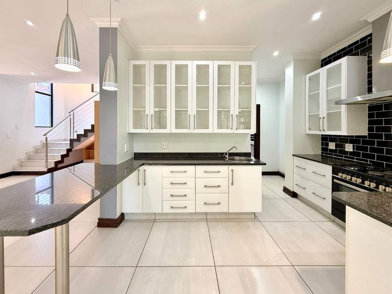 Spacious double-storey home located in Olympus - Photo 2