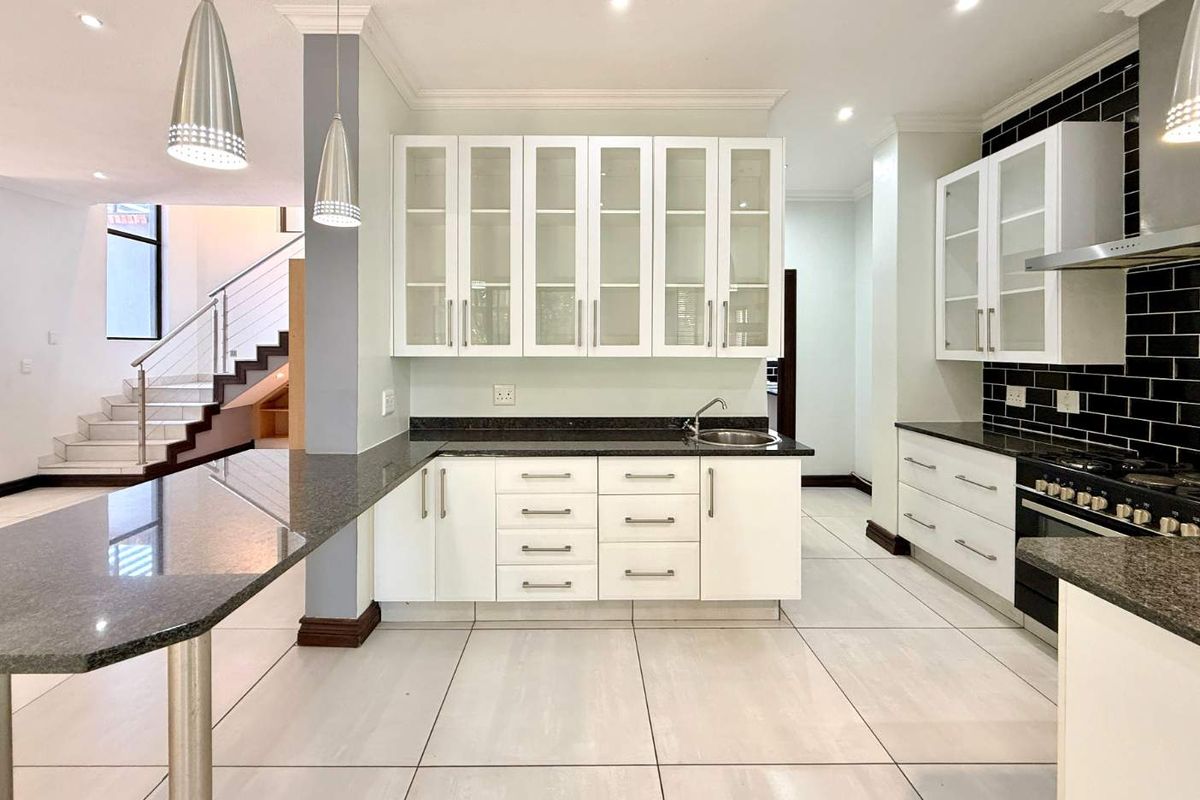 Spacious double-storey home located in Olympus - Photo 2