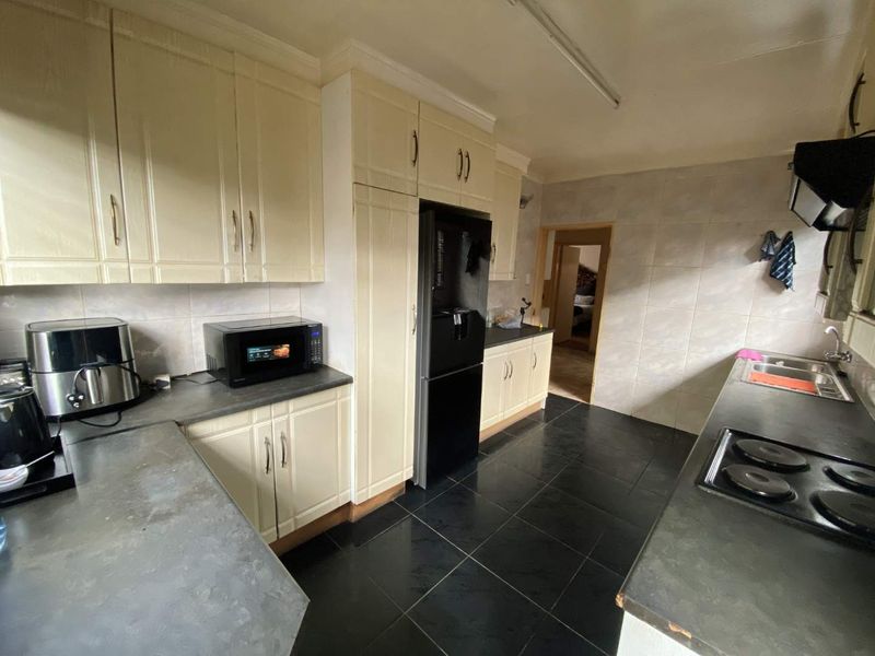 🏡 Perfect Starter Home with Huge Potential! - Photo 8