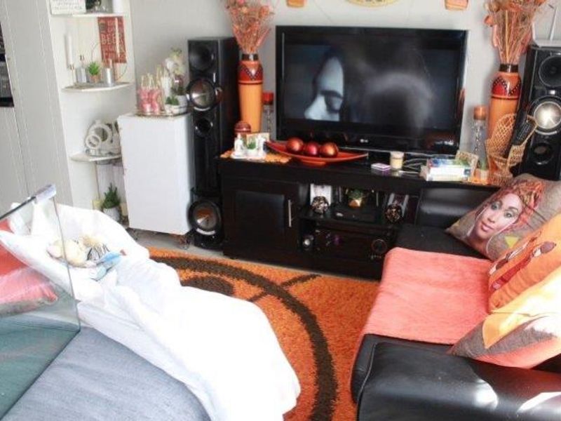 Endless Possibilities: 3-Bed Home & 7 Rental Units! - Photo 8