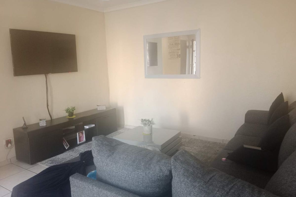 Comfortable 3 Bedroom Simplex To Let - Photo 5