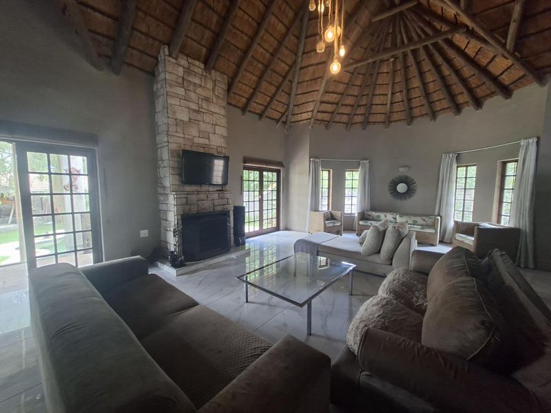 Well Located Spacious Thatch Family Home with cottage - Photo 8