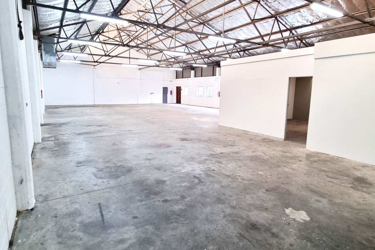 Spacious Industrial Warehouse in Diep River - Photo 4