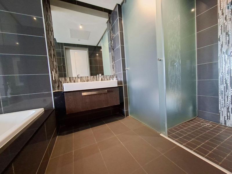 Stunning Furnished, 6th Floor Studio Apartment Available in Sandton Skye - Photo 7