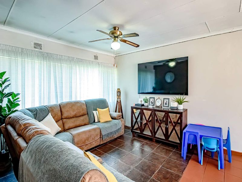 Well maintained Family Home on a large stand. - Photo 4