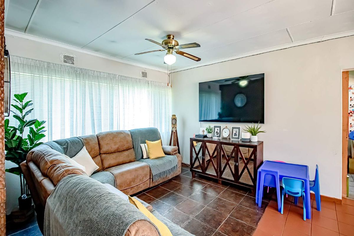 Well maintained Family Home on a large stand. - Photo 4