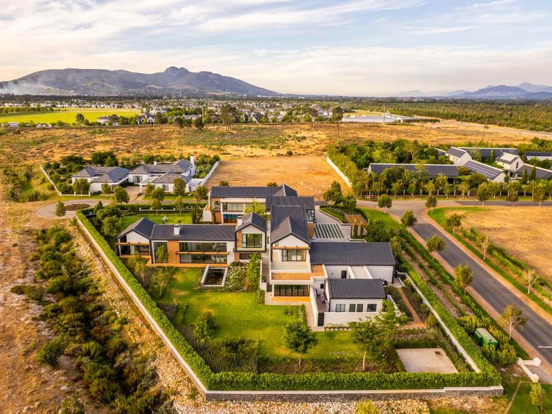 A Signature Seven-bedroom Family Home with Exceptional Craftsmanship on Val de Vie Estate - Photo 2