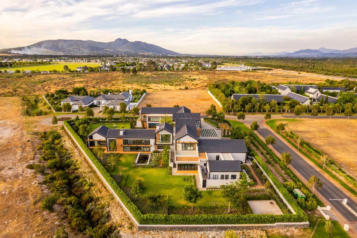 A Signature Seven-bedroom Family Home with Exceptional Craftsmanship on Val de Vie Estate - Photo 2