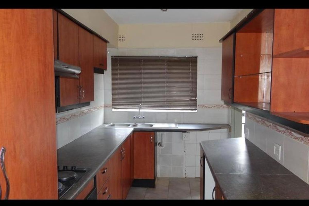 For Sale 2-Bedroom Duplex in Fontainebleau Randburg - Photo 4