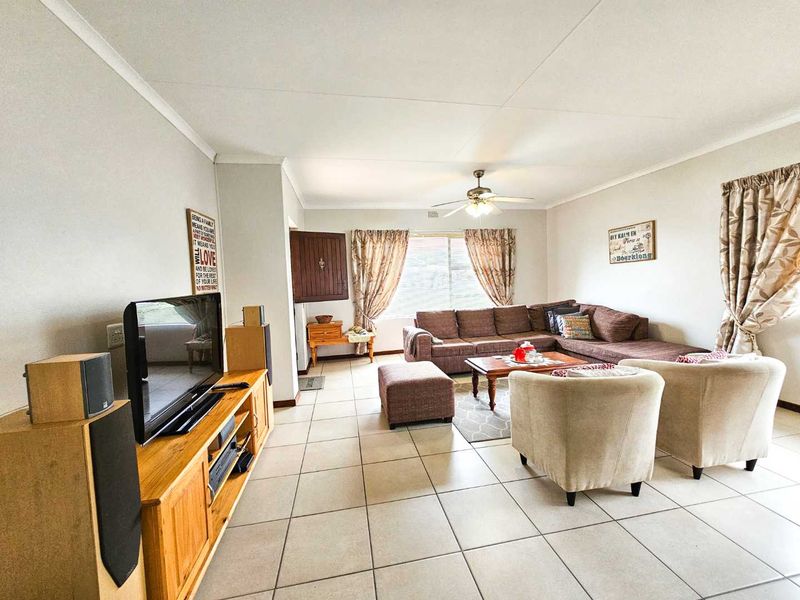 Neat family home with bachelor flat for sale in Stilbaai Wes. - Photo 7