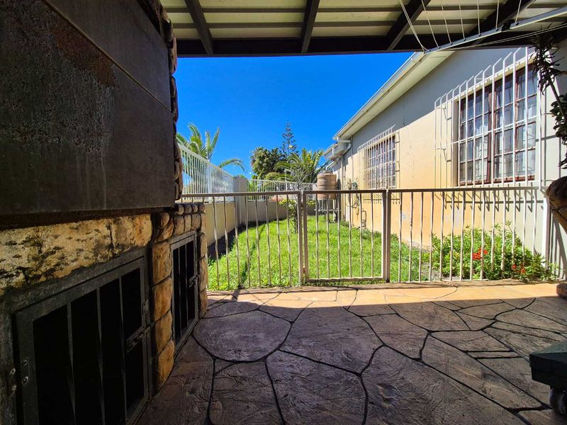Spacious 2 bedroom, 2 bathroom freestanding house - Photo 2