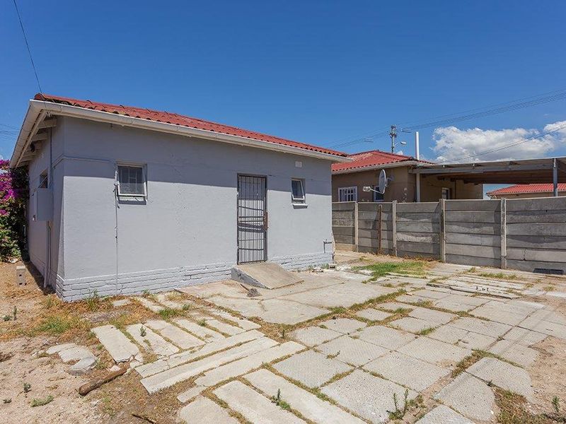 3 Bedroom Home with Value Potential in Brooklyn - Photo 3