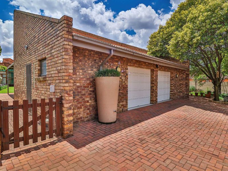 Modern 3 Bedroom Home with Bachelor’s pad for Sale in Glenvista! - Photo 3