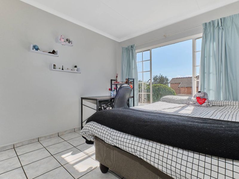 Secure, Pet-Friendly Townhouse with Wrap-Around Garden. - Photo 8