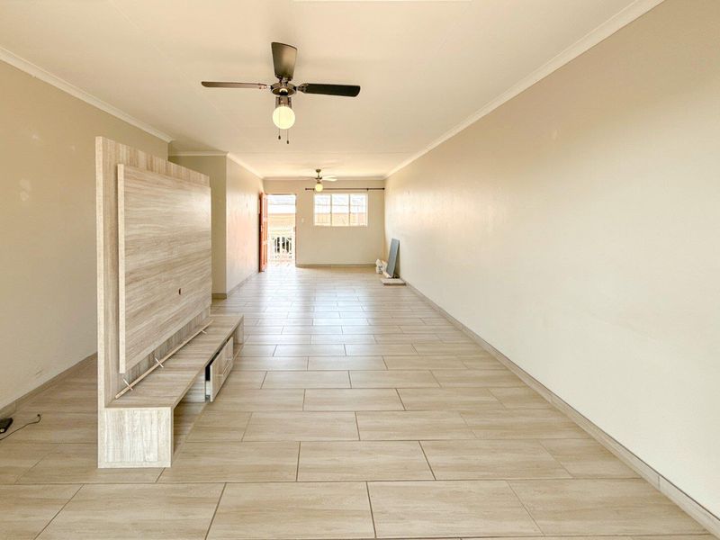 Where Every Sunset Feels Like a Getaway - 3 Bed 2 Bath Upstairs Apartment in Cute Complex - Photo 8