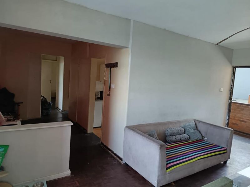Well maintained secure 2 and half bedroom unit - Photo 4