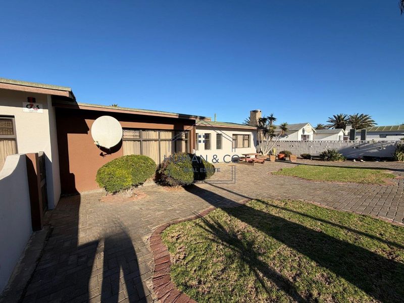 Spacious Family Home on a Large Erf in Meersig - Photo 2