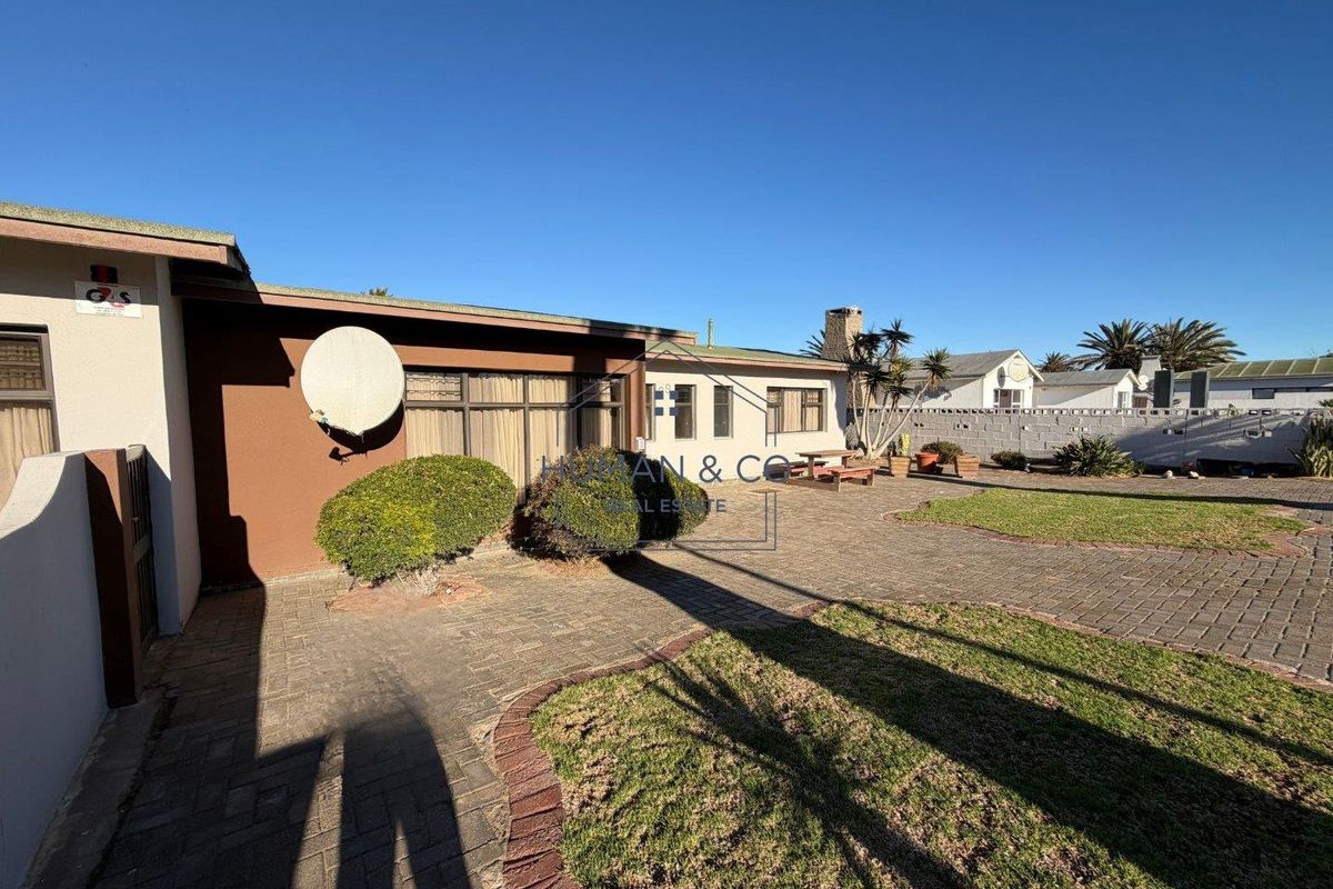 Spacious Family Home on a Large Erf in Meersig - Photo 2