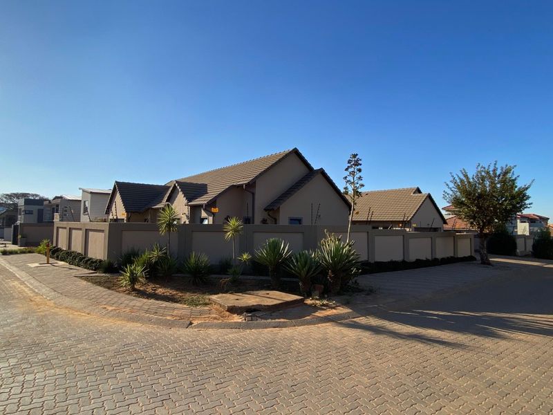 Perfect Family Home - Photo 2