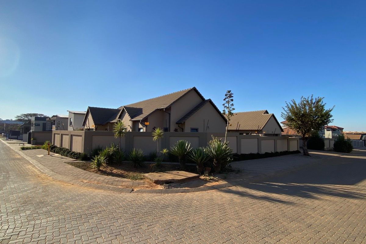 Perfect Family Home - Photo 2