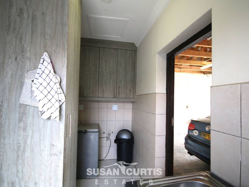 Spacious 3-Bed Home with BBQ & Triple Garage! - Photo 9