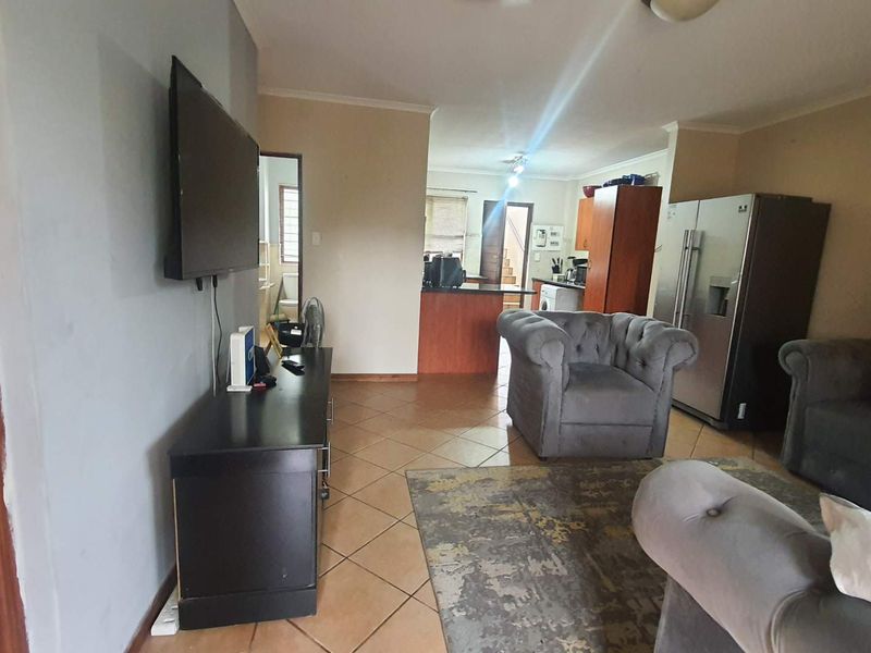 **Charming 2-Bedroom Apartment with Modern Amenities** - Photo 5