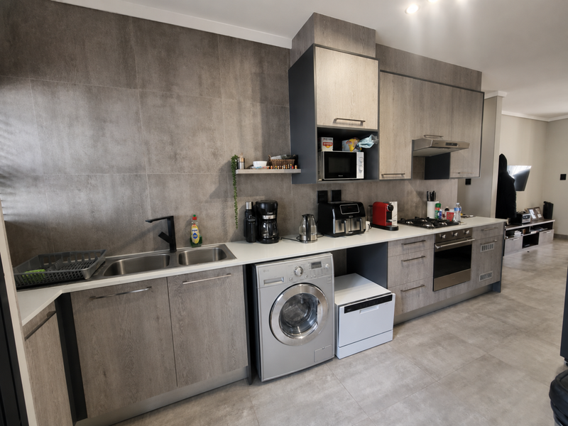 Modern 2 bed 2 Bath Apartment - Photo 3