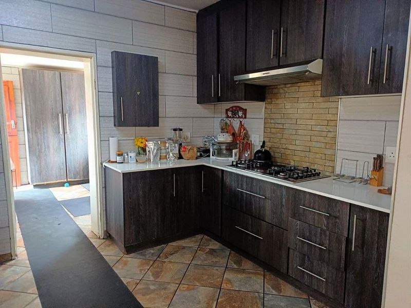 For Sale -  3 Bedroom Home in Comet - Close to EG Jansen and Concordia - Photo 7