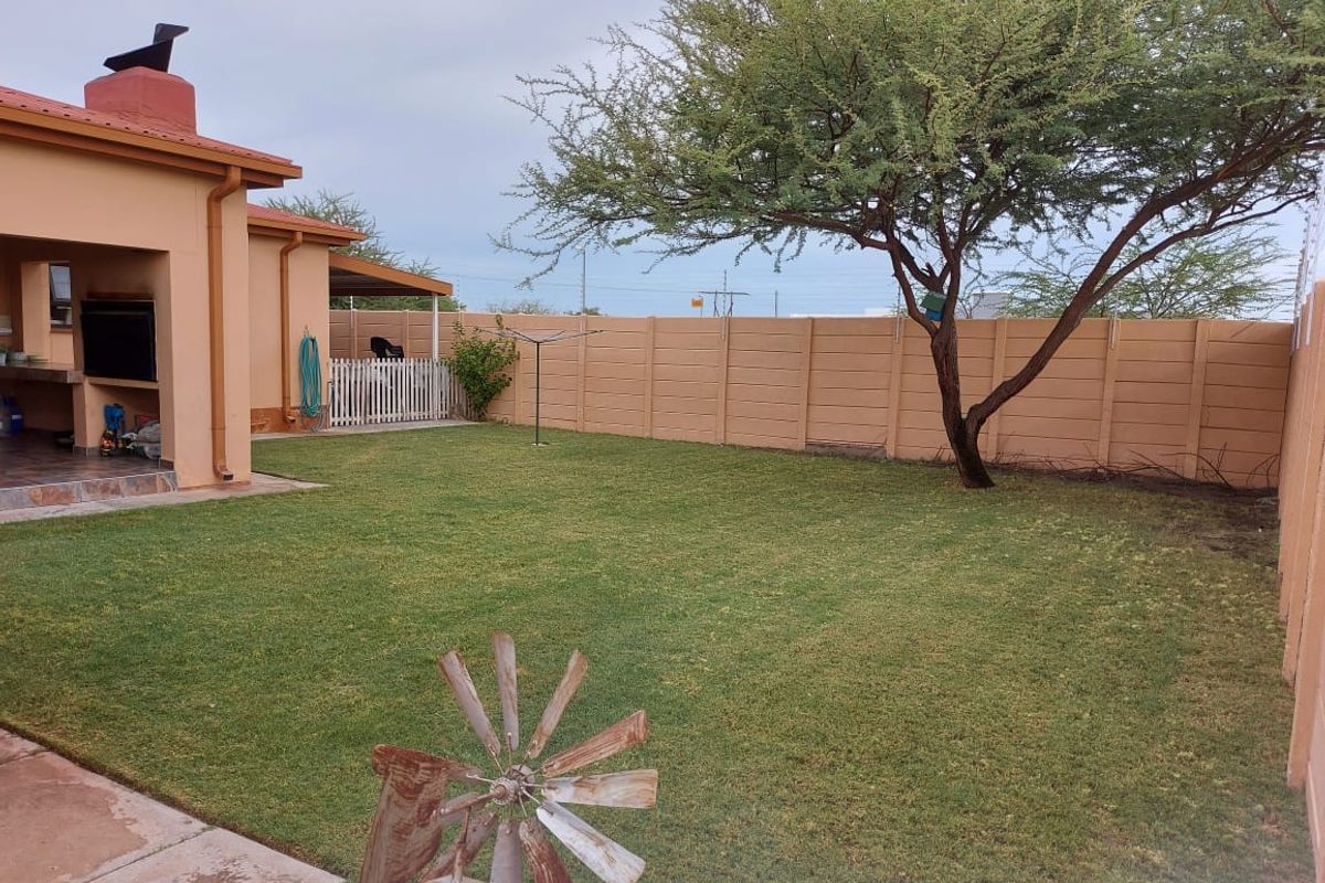 Modern Family House For Sale - Oshakati Ext. 16 - Photo 4