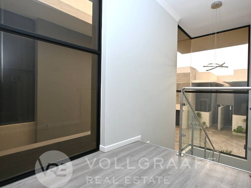 Modern Upmarket Townhouse to Rent - 1 August 2026 - Photo 10