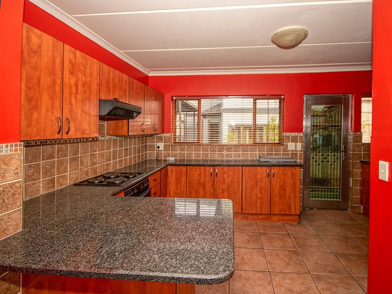 3 bed Meyersig corner stand family home! - Photo 4
