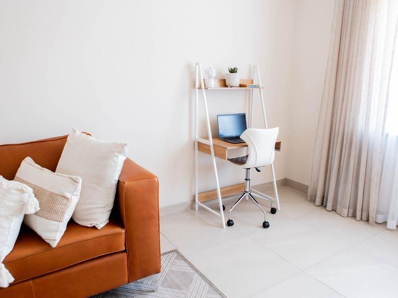 Modern Fully Furnished 2-Bedroom Apartment To Let - Photo 7