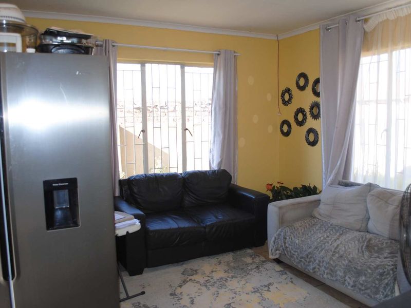 Cozy 3 Bedroom home - Photo 4