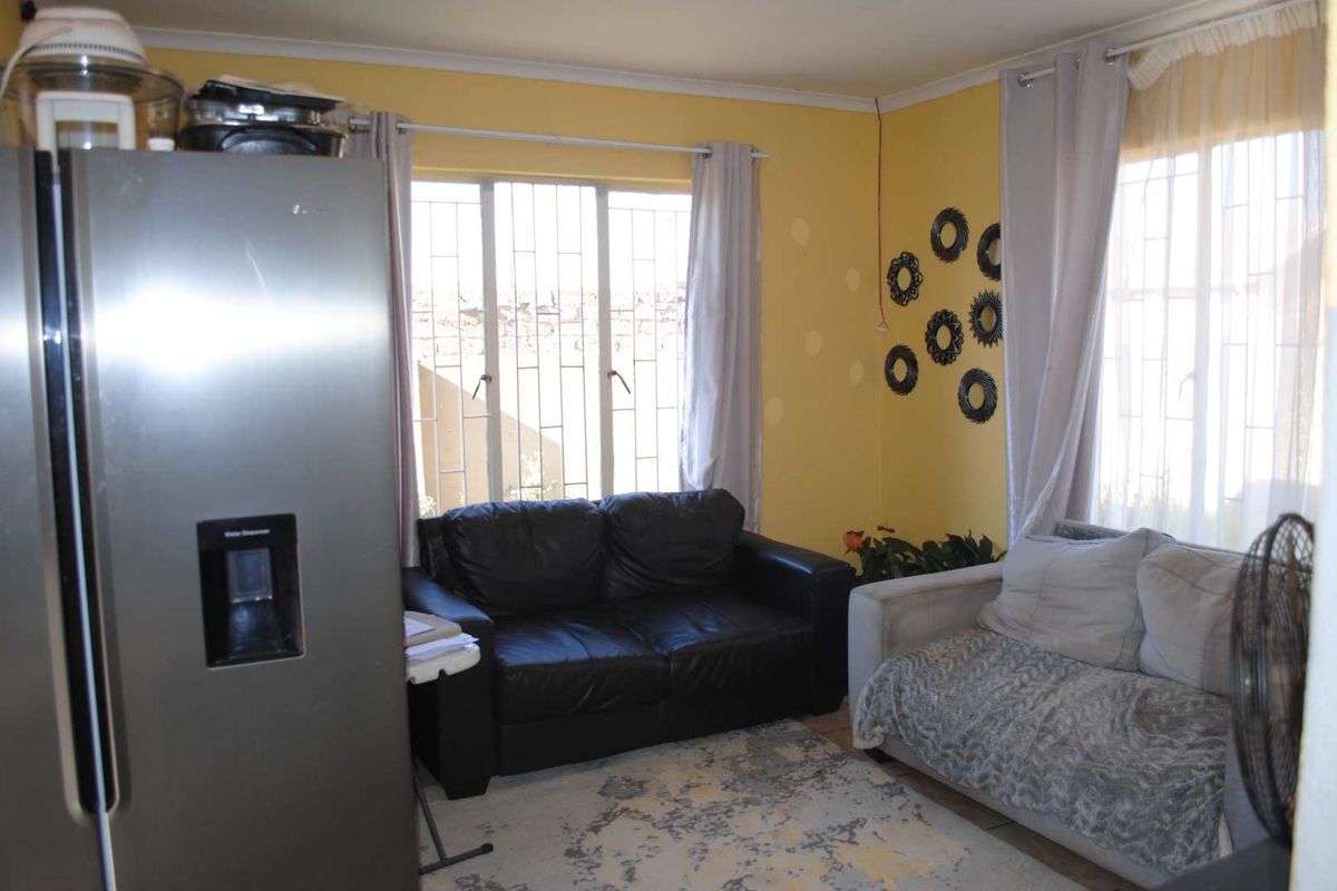 Cozy 3 Bedroom home - Photo 4