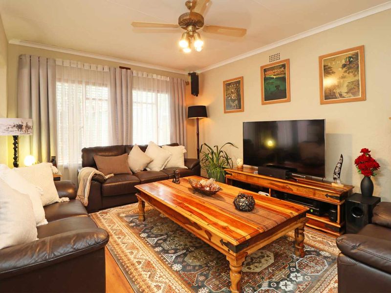 Elegant, Energy-Smart Family Home with 2 backup water tanks - Photo 10